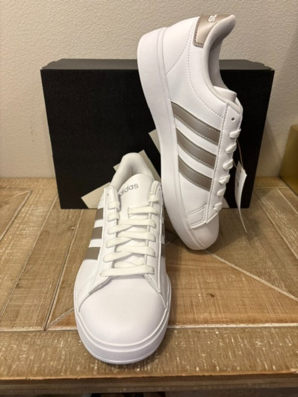 NEW Women’s adidas Grand Court 2.0 Cloud White Platinum Sneakers